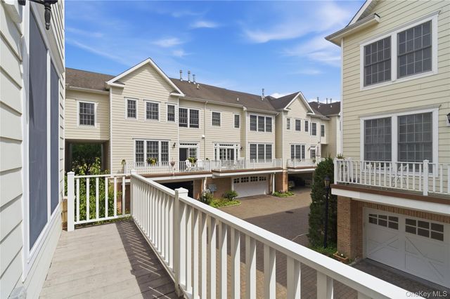 23 Mariners Walk, Oyster Bay, NY 11771