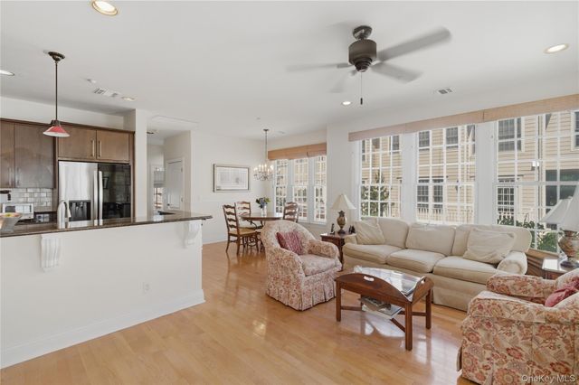 23 Mariners Walk, Oyster Bay, NY 11771