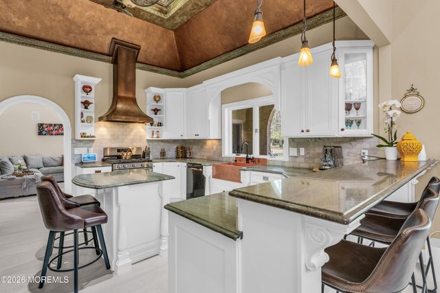 12 Red Fox Run, Manalapan, NJ 07726