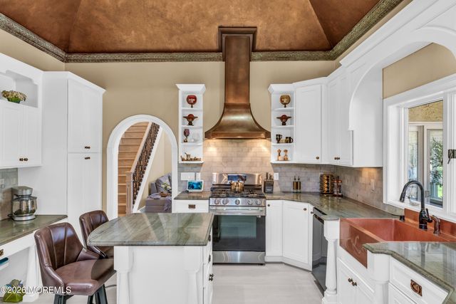 12 Red Fox Run, Manalapan, NJ 07726