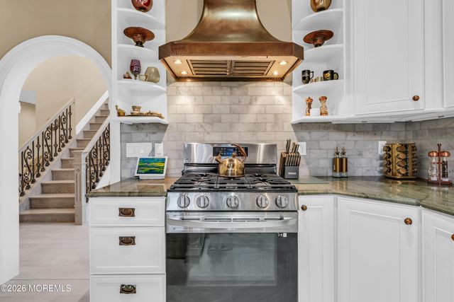 12 Red Fox Run, Manalapan, NJ 07726