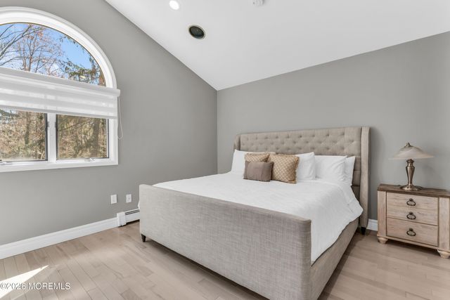 12 Red Fox Run, Manalapan, NJ 07726