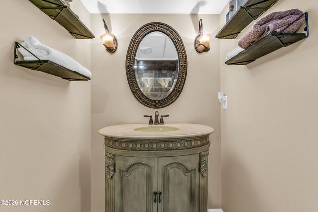 12 Red Fox Run, Manalapan, NJ 07726