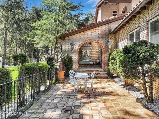 12 Red Fox Run, Manalapan, NJ 07726