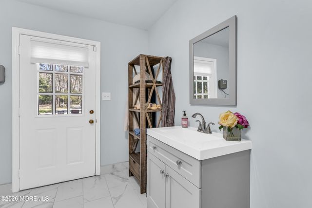 12 Red Fox Run, Manalapan, NJ 07726