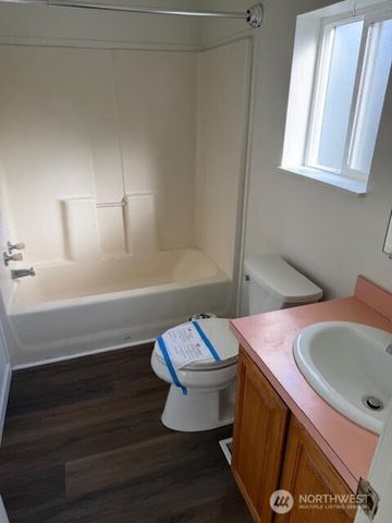 1905 Honeysuckle Lane, Centralia, WA 98531