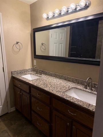 1605 NE 11th Street, Moore, OK 73160