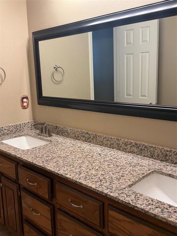 1605 NE 11th Street, Moore, OK 73160