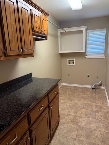 1605 NE 11th Street, Moore, OK 73160