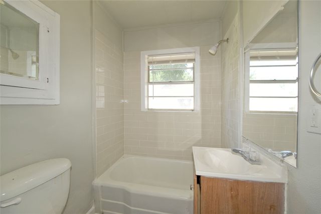 901 N Howeth, Gainesville, TX 76240