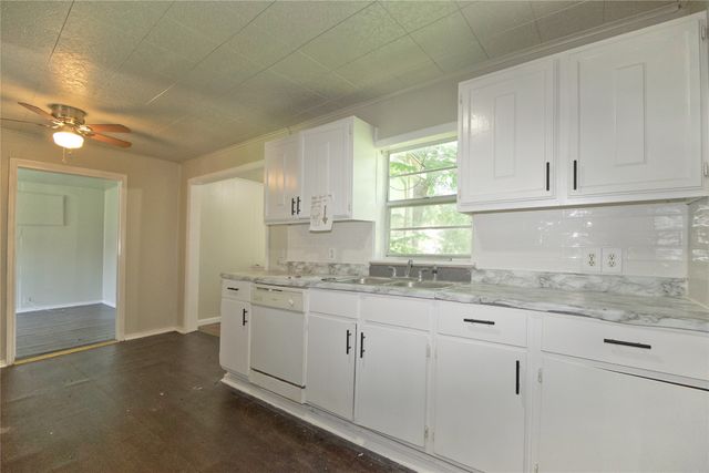 901 N Howeth, Gainesville, TX 76240