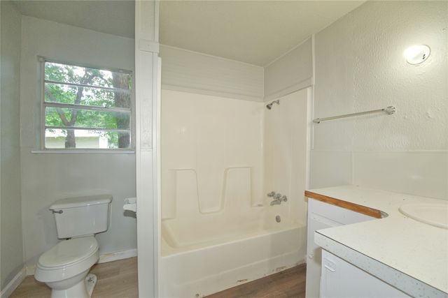 901 N Howeth, Gainesville, TX 76240