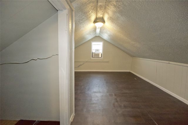 901 N Howeth, Gainesville, TX 76240