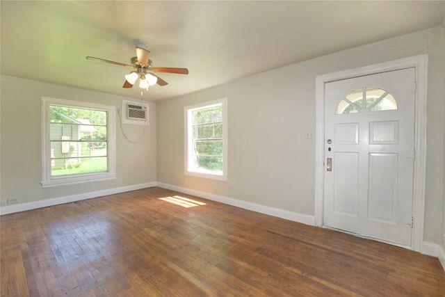 901 N Howeth, Gainesville, TX 76240