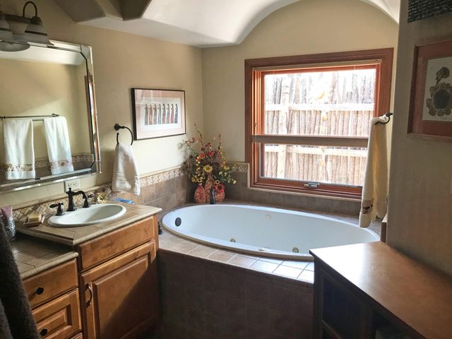 1835 Calle Barbarita NW, Albuquerque, NM 87107