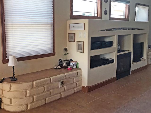 1835 Calle Barbarita NW, Albuquerque, NM 87107