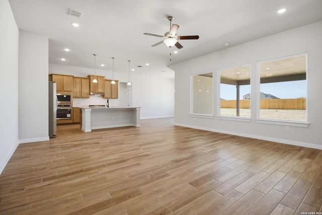 286 Firewheel Loop, Floresville, TX 78114