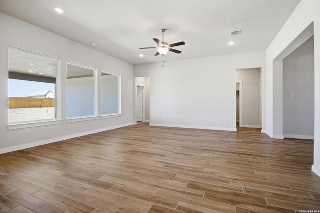286 Firewheel Loop, Floresville, TX 78114