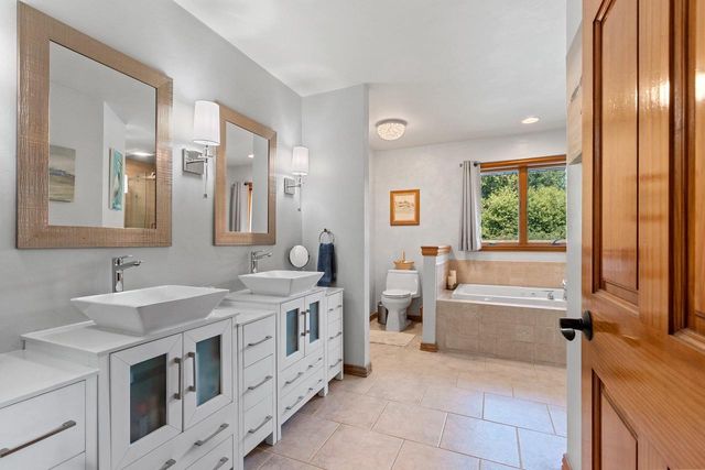 3110 SEAFARER WAY, Suamico, WI 54173