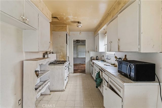 6930 Vanalden, Reseda, CA 91335