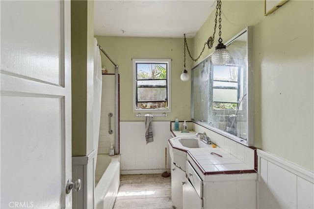 6930 Vanalden, Reseda, CA 91335