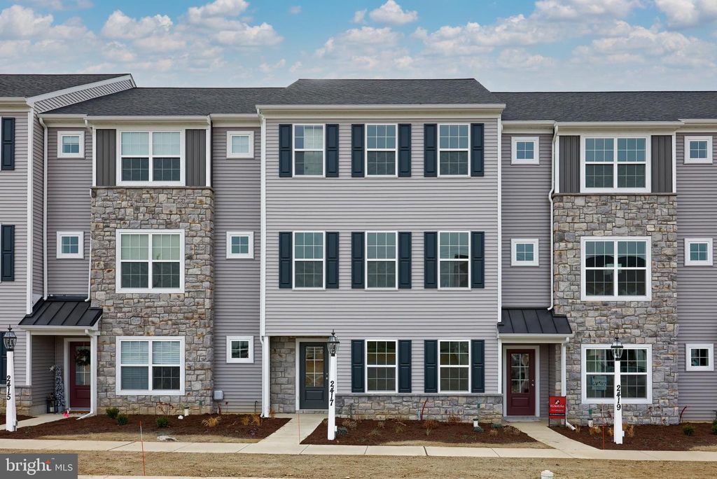 2417 SPRING WATER CIR, Lancaster, PA 17601