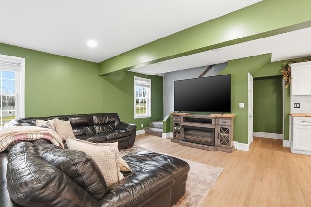 98 Cliffe Ave, Swansea, MA 02777