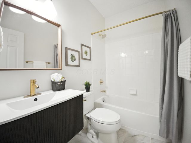 4256 Landhigh Lakes Drive, Powell, OH 43065