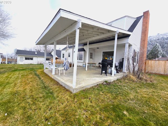 633 Se Hillcrest Rd, John Day, OR 97845