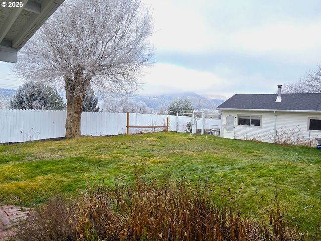 633 Se Hillcrest Rd, John Day, OR 97845