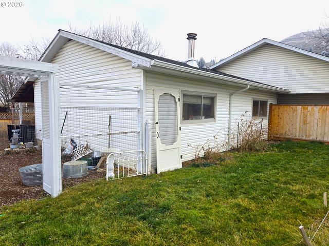 633 Se Hillcrest Rd, John Day, OR 97845