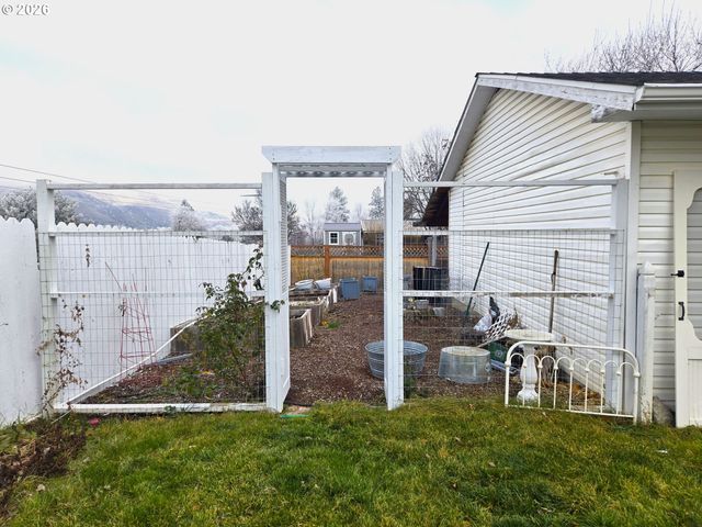 633 Se Hillcrest Rd, John Day, OR 97845