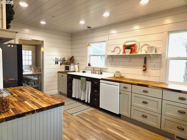 633 Se Hillcrest Rd, John Day, OR 97845