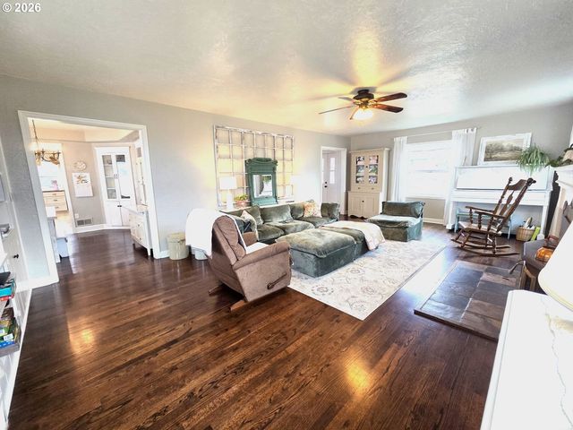 633 Se Hillcrest Rd, John Day, OR 97845