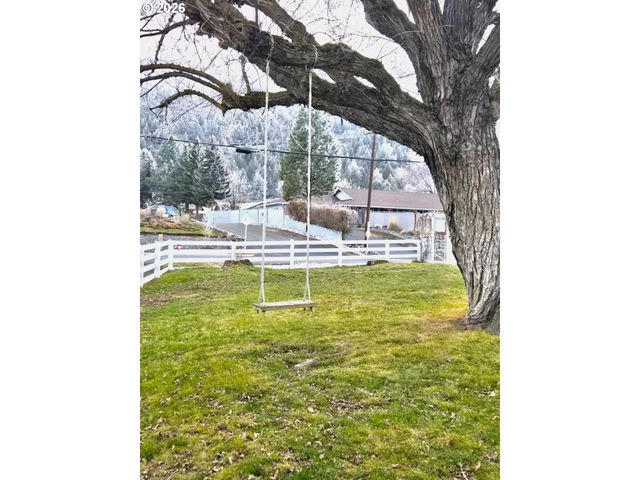 633 Se Hillcrest Rd, John Day, OR 97845