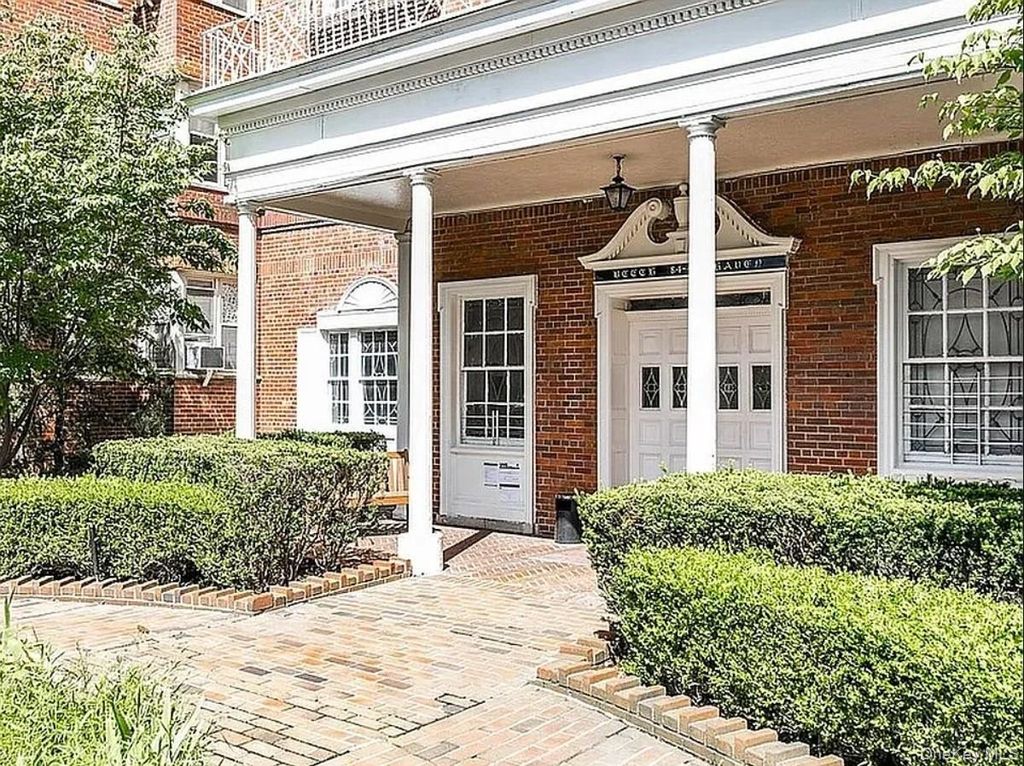 84-49 168th St 2k, Jamaica Estates, NY 11432