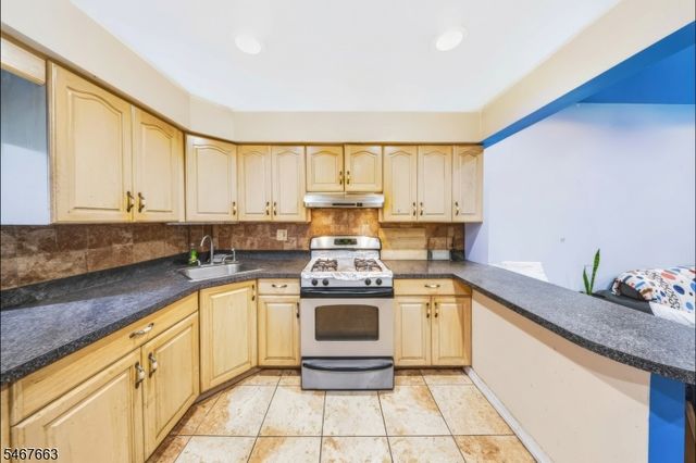 1635 Lincoln St, Jersey City, NJ 07307