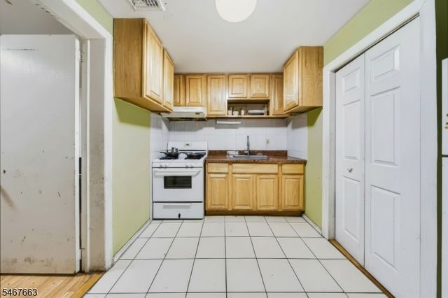 1635 Lincoln St, Jersey City, NJ 07307