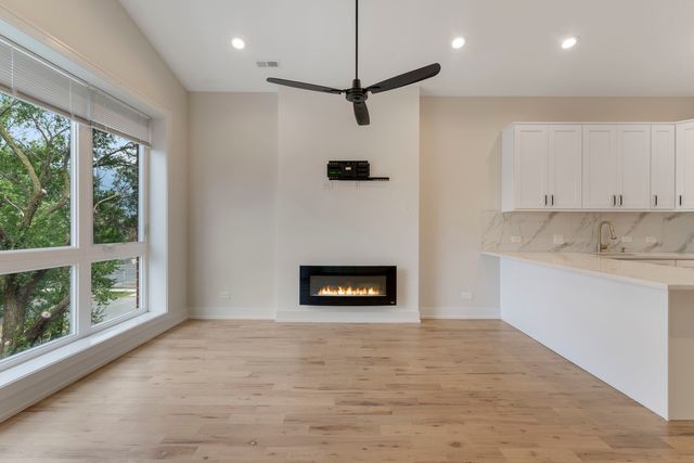 4607 S Saint Lawrence Avenue 301, Chicago, IL 60653