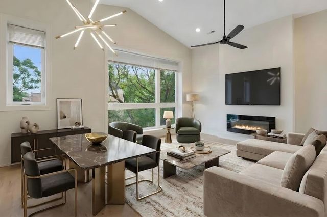 4607 S Saint Lawrence Avenue 301, Chicago, IL 60653