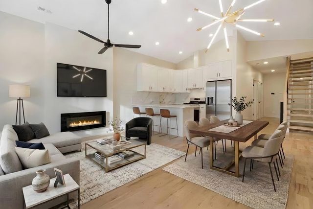 4607 S Saint Lawrence Avenue 301, Chicago, IL 60653