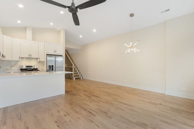 4607 S Saint Lawrence Avenue 301, Chicago, IL 60653