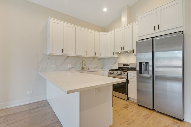 4607 S Saint Lawrence Avenue 301, Chicago, IL 60653
