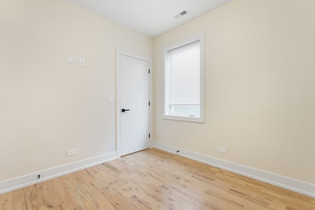 4607 S Saint Lawrence Avenue 301, Chicago, IL 60653