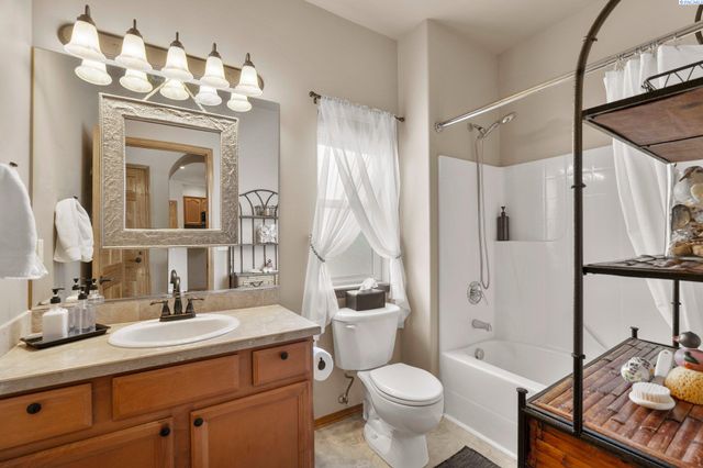 2331 Losino Court, West Richland, WA 99353
