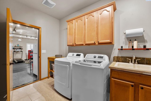 2331 Losino Court, West Richland, WA 99353