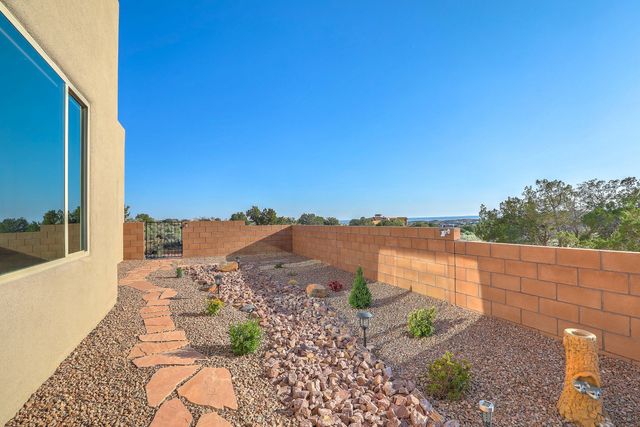 5825 Ridgeline Place NE, Rio Rancho, NM 87144