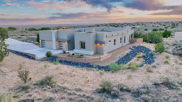 5825 Ridgeline Place NE, Rio Rancho, NM 87144