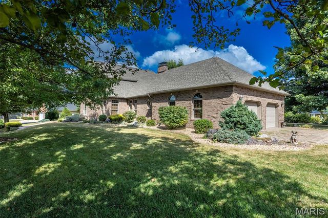 1300 White Oak Trail, Godfrey, IL 62035