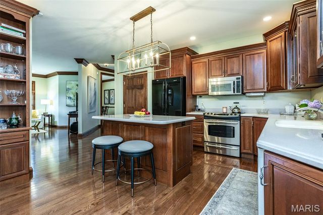 1300 White Oak Trail, Godfrey, IL 62035